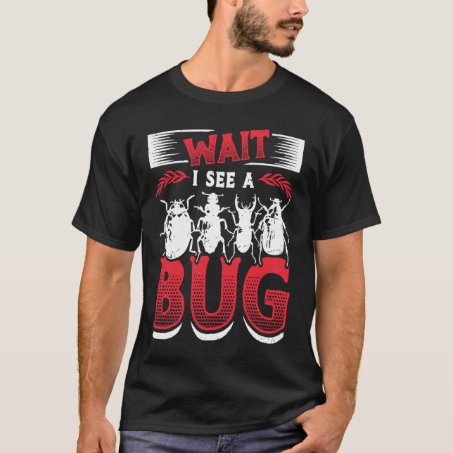 Camiseta Espere, Vejo Um Inseto 1 (Frente)