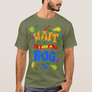 Camiseta Espere, vejo um Inseto de Entomologista para Menin