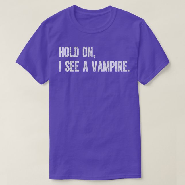 Camiseta Espere, Vejo Um Vampiro. (Frente do Design)