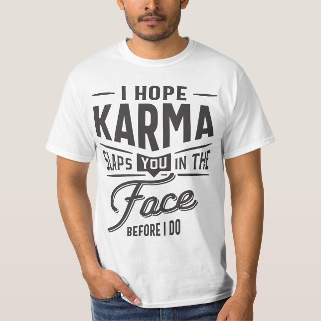 Camiseta Espero Que Karma Te Bata Na Cara. Antes que eu faç (Frente)