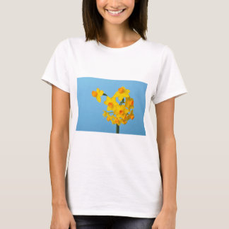 Camiseta Espingardas amarelas e laranja sobre fundo azul