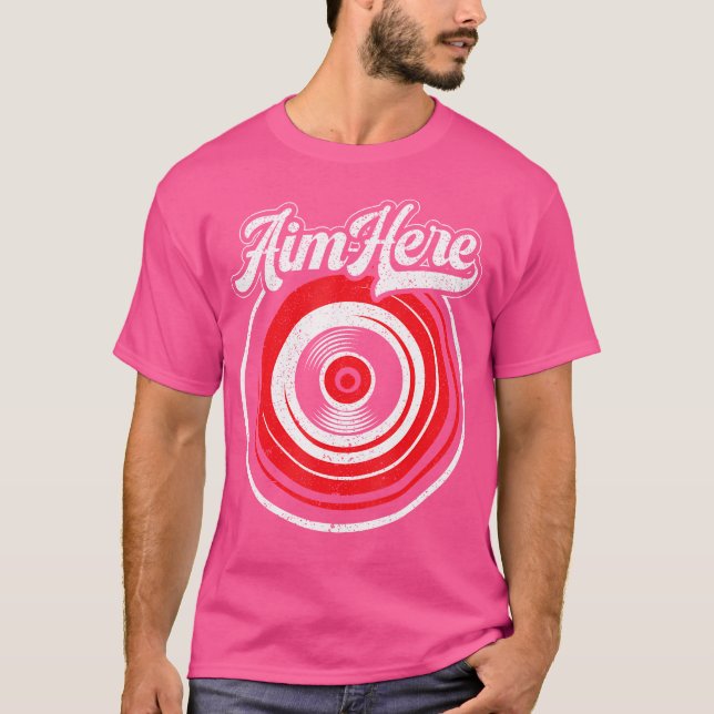 Camiseta Esporte de Tiro com Dardos Aim Here (Frente)