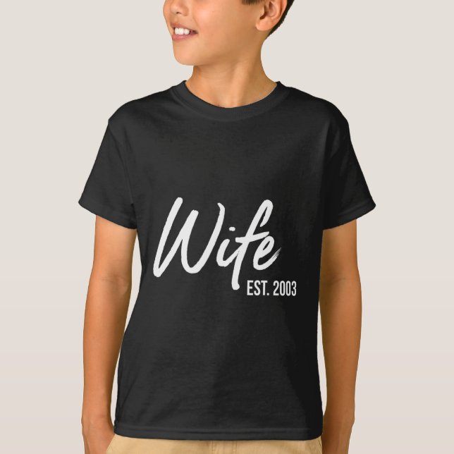 Camiseta Esposa de 20 de Aniversário no Est 2003 T-shirt.pn (Frente)