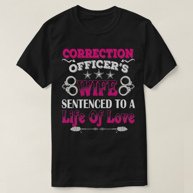 Camiseta Esposa De Agentes De Correção Condenada A Uma Vida (Frente do Design)