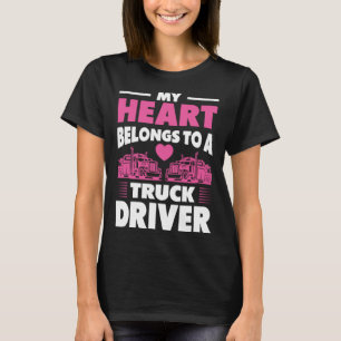Camiseta Esposa de Caminhoneiro Meu Coração Pertence a um M