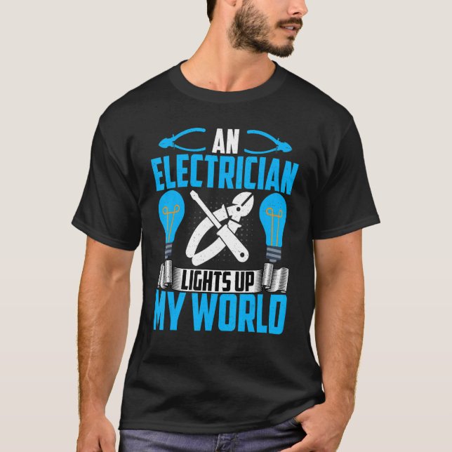 Camiseta Esposa de eletricista e eletricista acende minha m (Frente)