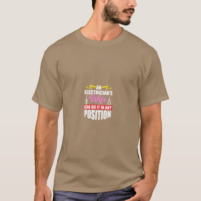 Camiseta Esposa de eletricistas Qualquer Posição Engraçada  (Frente)