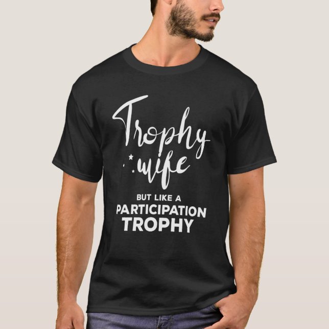 Camiseta Esposa De Troféu Mas Como Uma Mulher De Troféu De  (Frente)