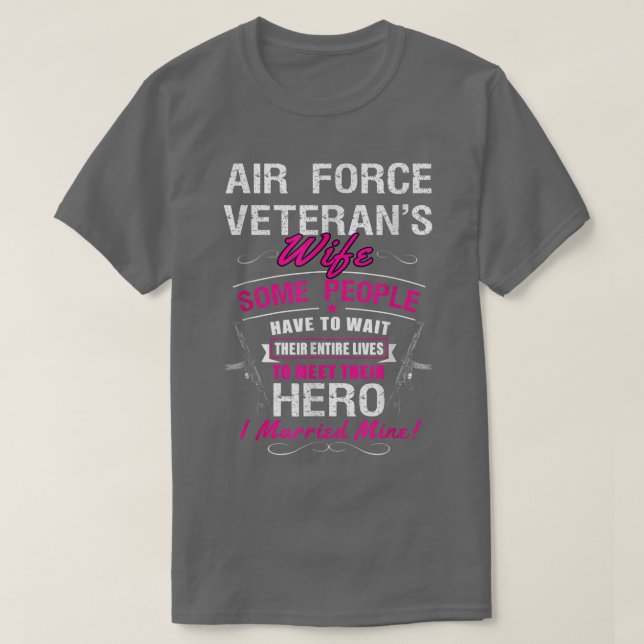 Camiseta Esposa de Veterano da Força Aérea algumas pessoas  (Frente do Design)