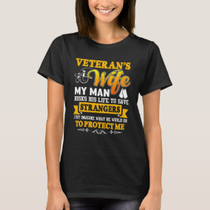 Camiseta Esposa de Veterano Meu Homem Arrisca Sua Vida Para
