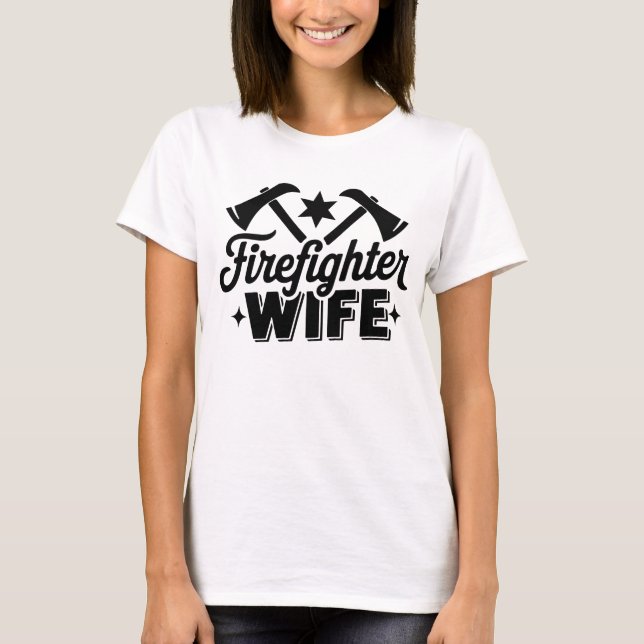 Camiseta Esposa do Bombeiro Texto Preto Branco (Frente)