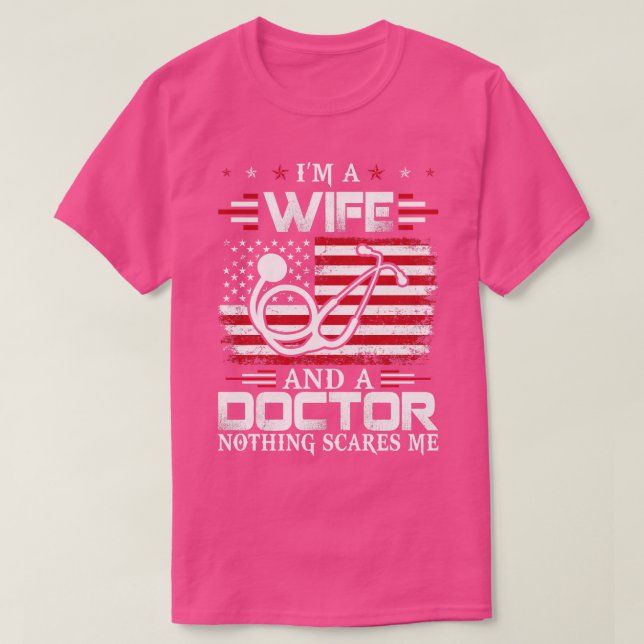 Camiseta Esposa E Médico Não Me Assusta Doutor Dar Doct (Frente do Design)