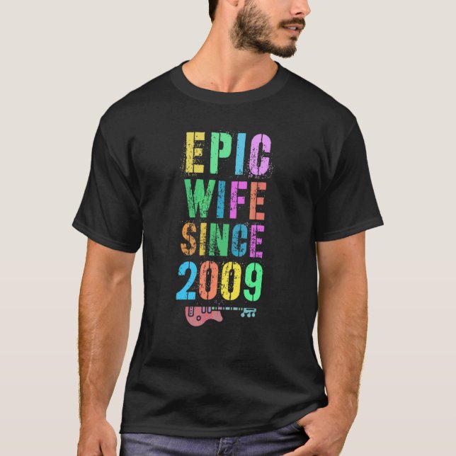 Camiseta Esposa Epic Desde 2009 Se Anima Com 13 Aniversário (Frente)