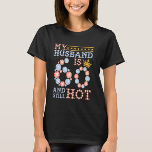 Camiseta Esposa Feliz Aniversário Meu Marido Tem 60 Anos E
