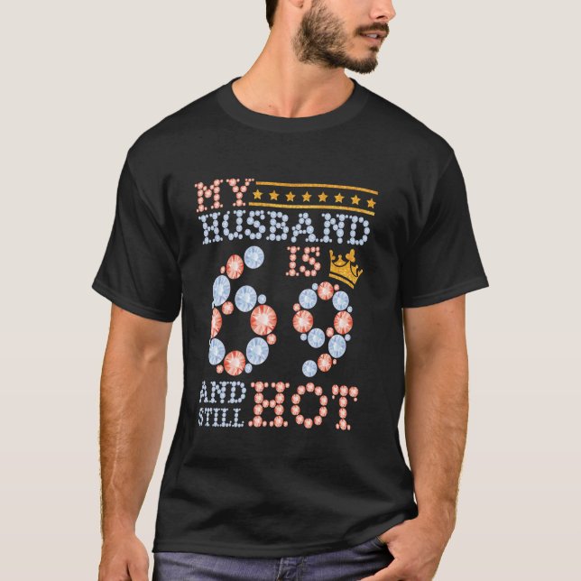 Camiseta Esposa Feliz Aniversário Meu Marido Tem 69 Anos E (Frente)