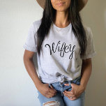 Camiseta Esposa Fofo Preto Script Cinza Feminino<br><div class="desc">Celebre seu novo título com esta camiseta cinza com "Esposa" em um script preto fofo e saltitante. Uma interpretação divertida do visual clássico de recém-casados,  perfeita para viagens de lua de mel,  chá de panela e vida cotidiana de esposa. Um presente divertido para a noiva ou esposa recém-casada.</div>