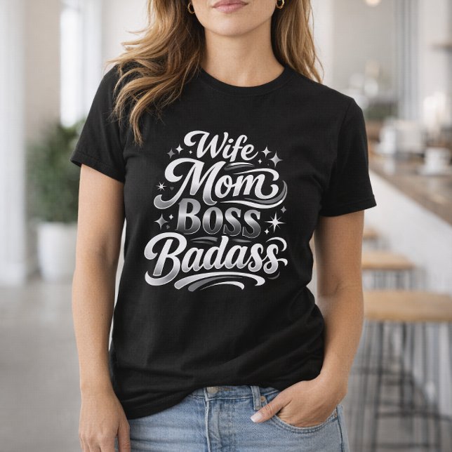 Camiseta Esposa Mãe Chefe Badass Tipografia Prata (Criador carregado)