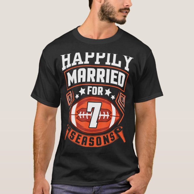 Camiseta Esposa Marido Casada Felizmente Por 7 Anos De Fute (Frente)