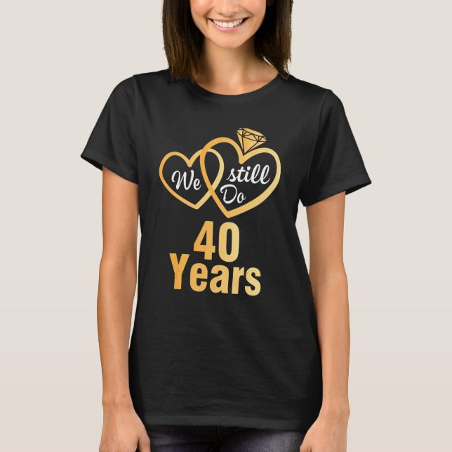 Camiseta Esposa Marido Que Ainda Fazemos 40 Anos Casando (Frente)