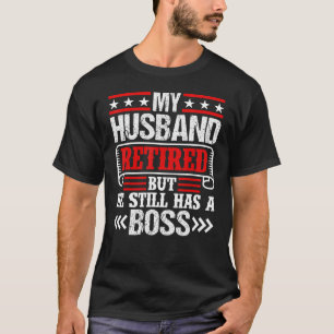 Camiseta Esposa Meu Marido Se Aposentou Mas Ele Ainda Tem U