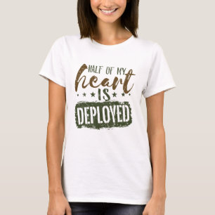 Camiseta Esposa Militar Metade do Meu Coração está Implanta