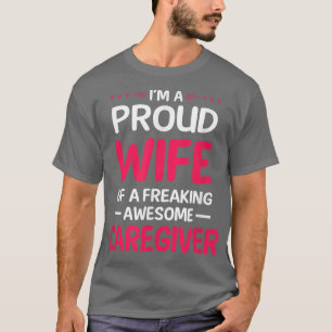 Camiseta Esposa Orgulhosa De Maldita E Esplêndida CAREGIVER