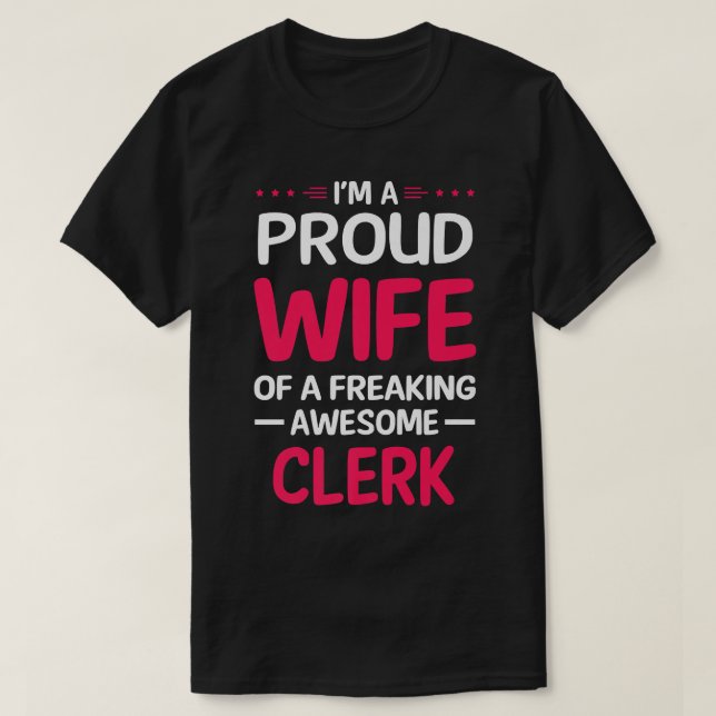 Camiseta Esposa Orgulhosa De Maldita Espetacular CLERK (Frente do Design)