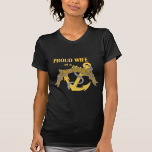Camiseta Esposa orgulhosa de um oficial mesquinho principal