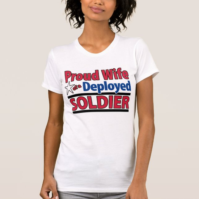 Camiseta Esposa orgulhosa de um soldado distribuído com (Frente)