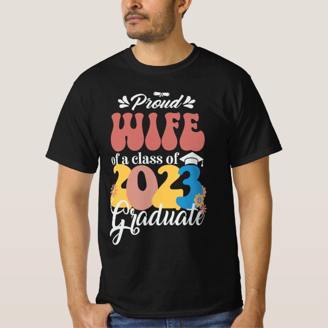 Camiseta ESPOSA Orgulhosa de uma Classe de Formando 2023 Re (Frente)