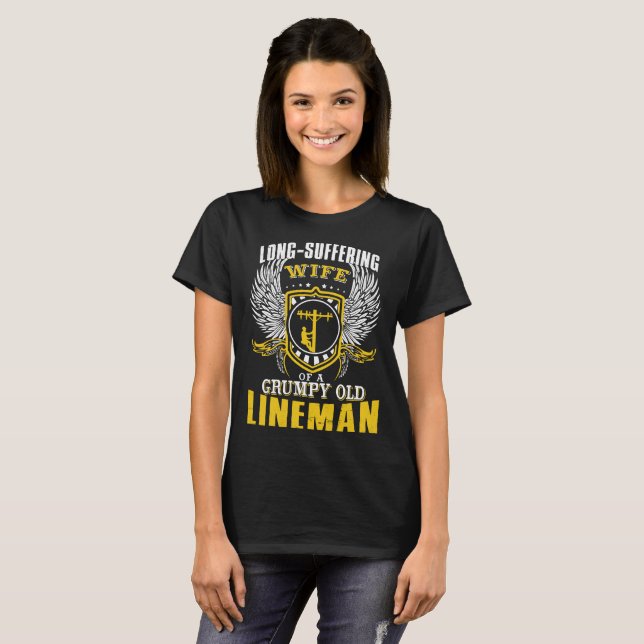 Camiseta Esposa sofredor de um lineman velho mal-humorado (Frente Completa)