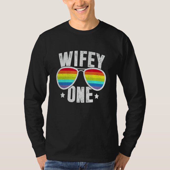 Camiseta Esposa Um Dois Brides Lgbt Casamento Lésbico Rainb (Frente)