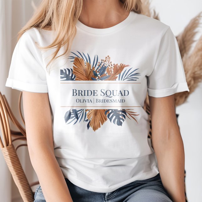 Camiseta Esquadrão da Noiva Monstera Azul Meia-Noite Rústic (Rustic Midnight Blue Monstera Bride Squad T-Shirt on a young woman.)