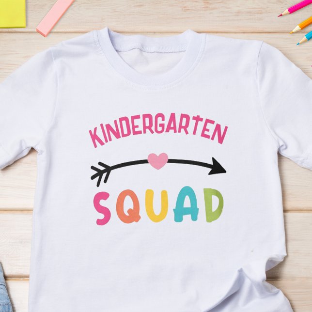 Camiseta Esquadrão de jardim de infância (Start the school year off with some fun with this cute back to school t-shirt.)