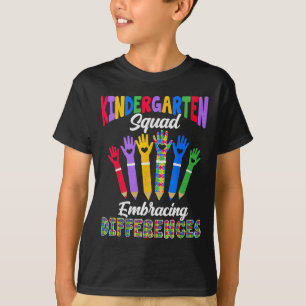Camiseta Esquadrão de Jardim de Infância Abraçando Diferenç