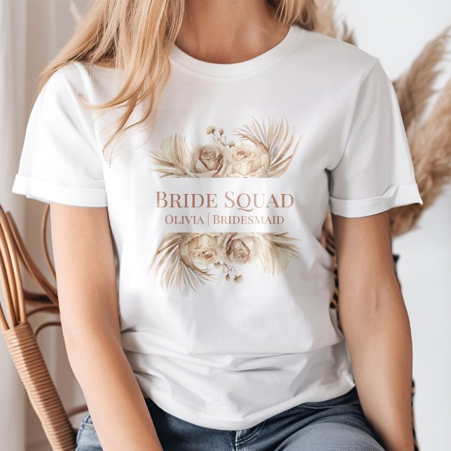 Camiseta Esquadrão de Noiva Floral Rosa Boho Chic (Boho Chic Blush Floral Bride Squad T-Shirt on a young woman)