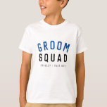 Camiseta Esquadrão do Groom | Na moda Solteiro Padrinho de<br><div class="desc">Bela, simples, na moda, "Groom Squad" cita garotos de arte com a tipografia moderna e minimalista em preto e marinho azul em um estilo legal de moda. O slogan, o nome e o papel podem ser facilmente personalizados com os nomes do seu esquadrão de noivos, por exemplo, noivo, melhor homem,...</div>