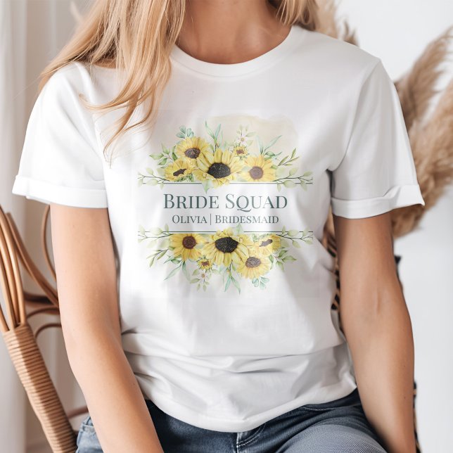 Camiseta Esquadrão Rústico de Girassol (A young blond woman wearing a Rustic Sunflower Bridal Squad T-Shirt.)