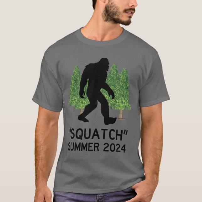Camiseta Esquadrão, Sasquatch, Pé Grande Caminhando na Flor (Frente)