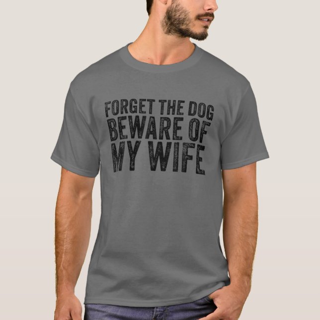 Camiseta Esqueça A Atenção Dos Cachorros Da Minha Esposa, E (Frente)