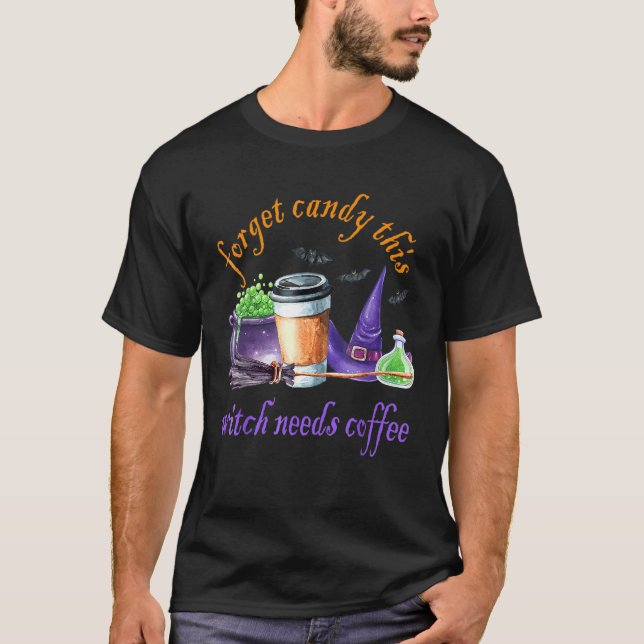 Camiseta Esqueça o Doce Esta Bruxa Precisa de Café hallowee (Frente)