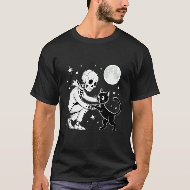 Camiseta Esqueleto Abraçando Gato Preto Sob a Lua Cheia de  (Frente)
