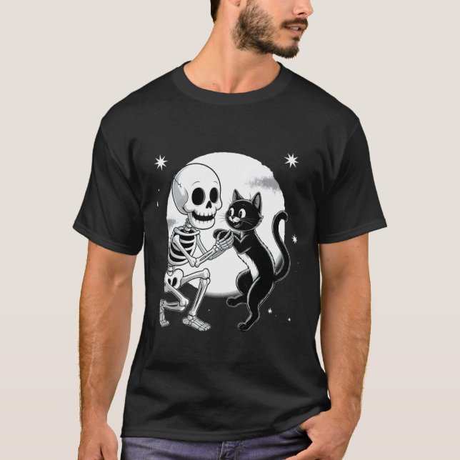 Camiseta Esqueleto Abraçando Gato Preto Sob a Lua Cheia do  (Frente)