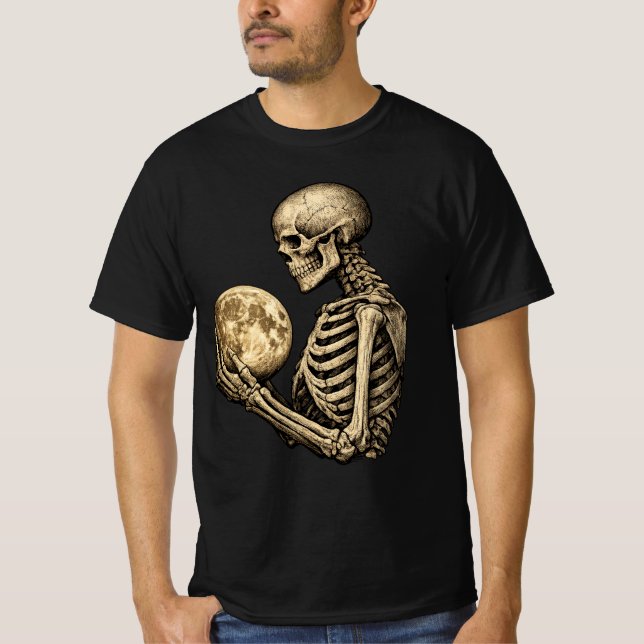 Camiseta Esqueleto ao Luar Segurando Lua Cheia Gótica  (Frente)