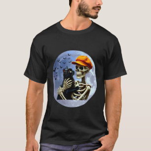 Camiseta Esqueleto de Halloween segurando um gato sob a lua