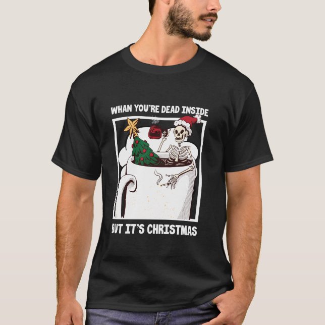 Camiseta Esqueleto De Natal Com Bebendo Crânio Sorridente C (Frente)
