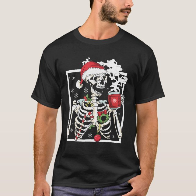 Camiseta Esqueleto De Natal Com Bebendo Crânio Sorridente C (Frente)