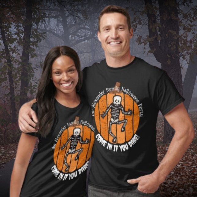 Camiseta Esqueleto Distante do Halloween Pumpkin (Great your guests in style with these cool, personalised family t-shirts!)