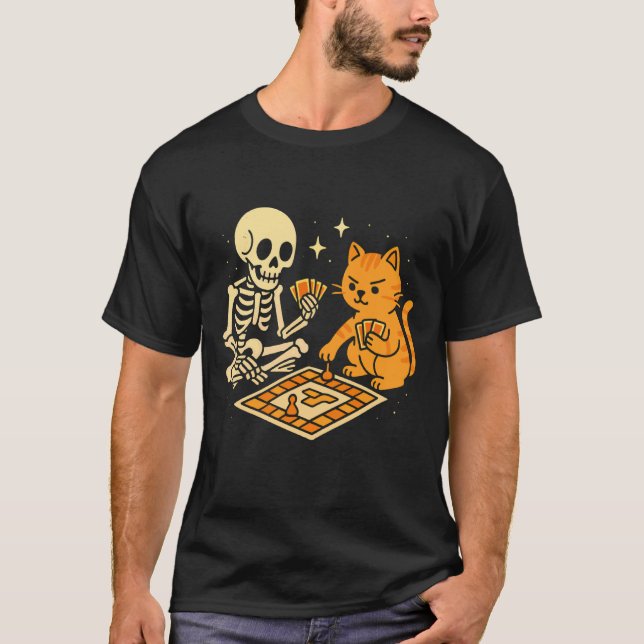 Camiseta Esqueleto e Gato Jogando Jogo de Tabuleiro (Frente)