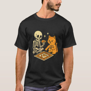 Camiseta Esqueleto e Gato Jogando Jogo de Tabuleiro